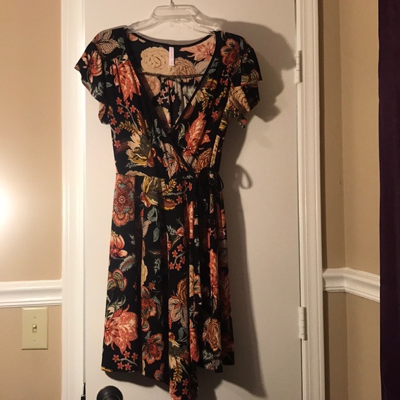Black Hawaiian style dress - Picture 1 of 2